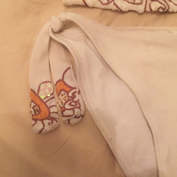 Bikini - Picture 3 of 3